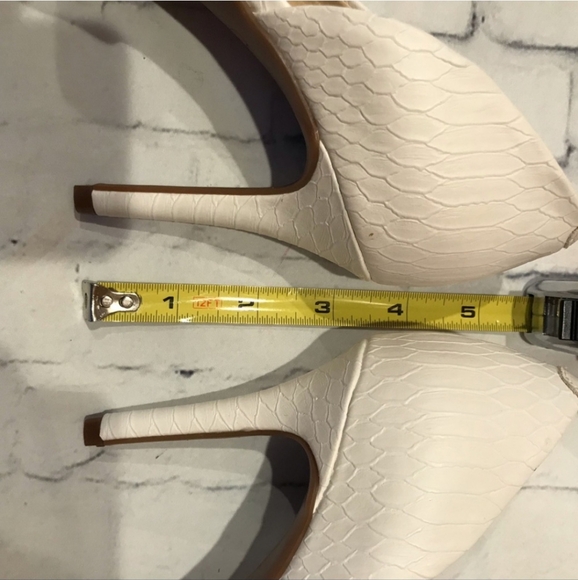 JESSICA SIMPSON IVORY SNAKE EMBOSSED POINTED TOE HEELS - Picture 2 of 11